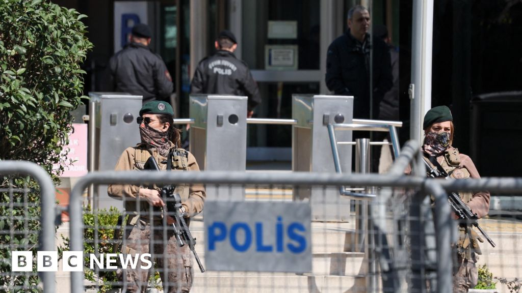 One gunman killed and two injured in shooting at Israeli consulate in Istanbul 30e05350 327b 11f1 934f 036468834728.jpg