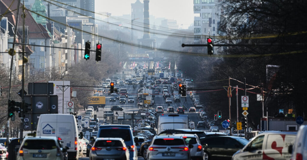 In Berlin, Cars Are a Culture War Flashpoint 00int germany cars 01 lbkf facebookjumbo.jpg