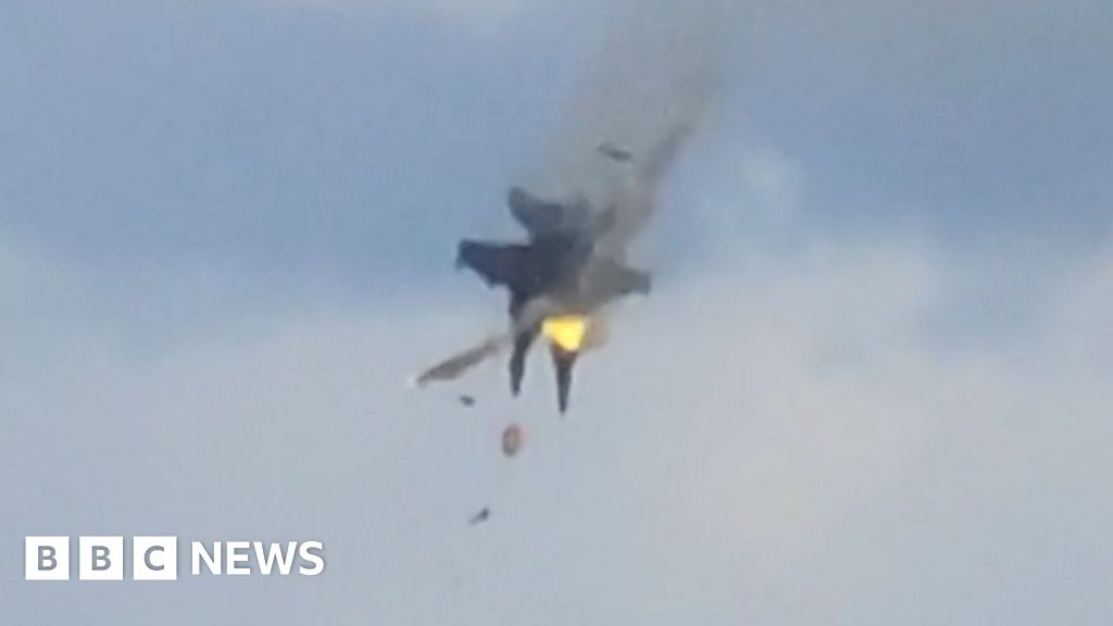Moment two fighter jets collide mid-air during US air show 01705be0 5253 11f1 b682 cf91850925ea.jpg