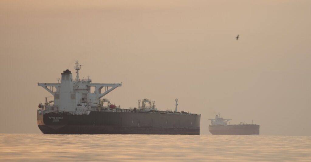 Strait of Hormuz Remains Effectively Blocked After Naval Skirmishes 09mideast shipping file qtfv facebookjumbo.jpg