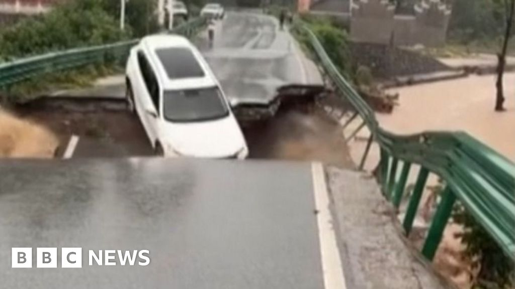 Car swept away after bridge collapse 4ccefc90 58e3 11f1 89a3 d1f559421220.jpg