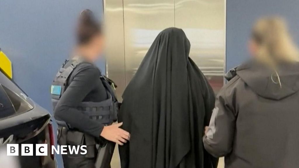 Australia charges woman who returned from Syria with joining Islamic State bb8db440 5a47 11f1 8d7c 61e7f5f32f93.jpg