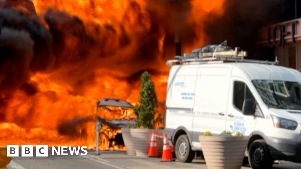 Moment car explodes into massive fireball in NYC cb10f450 54f6 11f1 b682 cf91850925ea.jpg