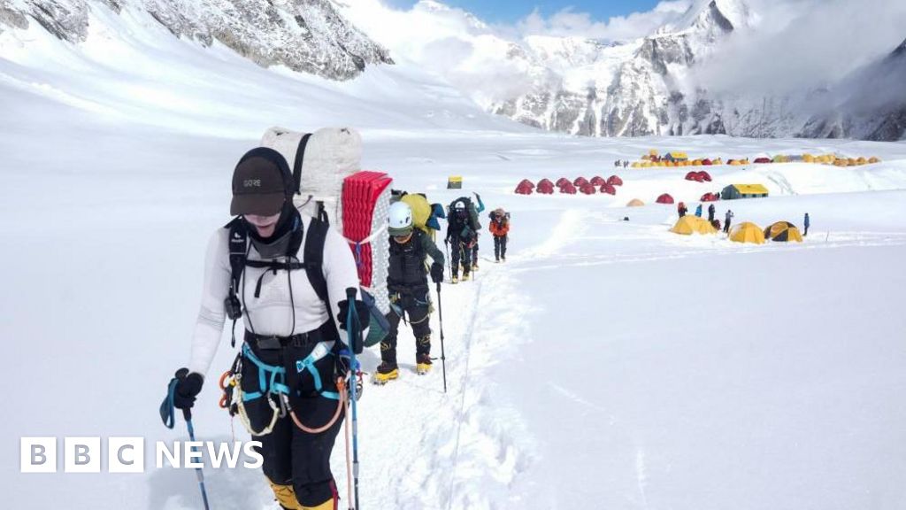 Climbers clear path to Everest summit past giant chunk of ice d1ebb000 4eb4 11f1 a4e8 2309d38aa073.jpg