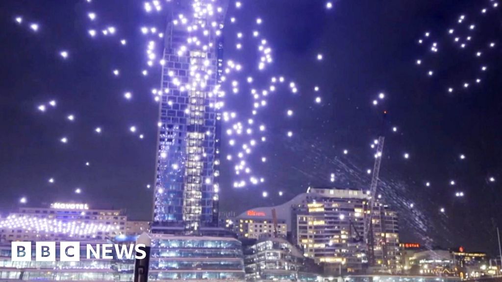 Light drones fall during display in Sydney e44a7f60 58d2 11f1 8b8c 6d33e1d5abb6.jpg