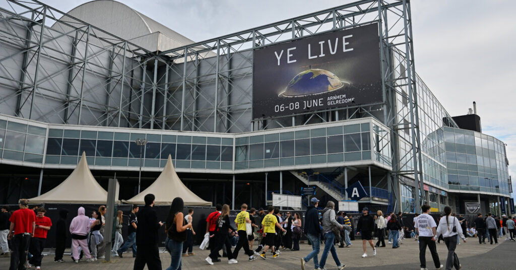06cul kanye concert mjlw facebookjumbo.jpg