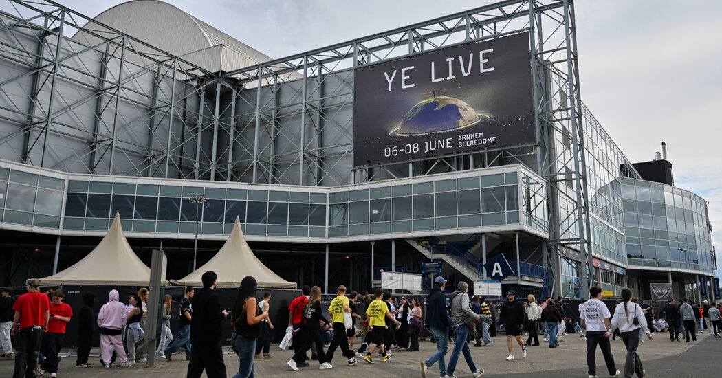 06cul kanye concert mjlw facebookjumbo.jpg