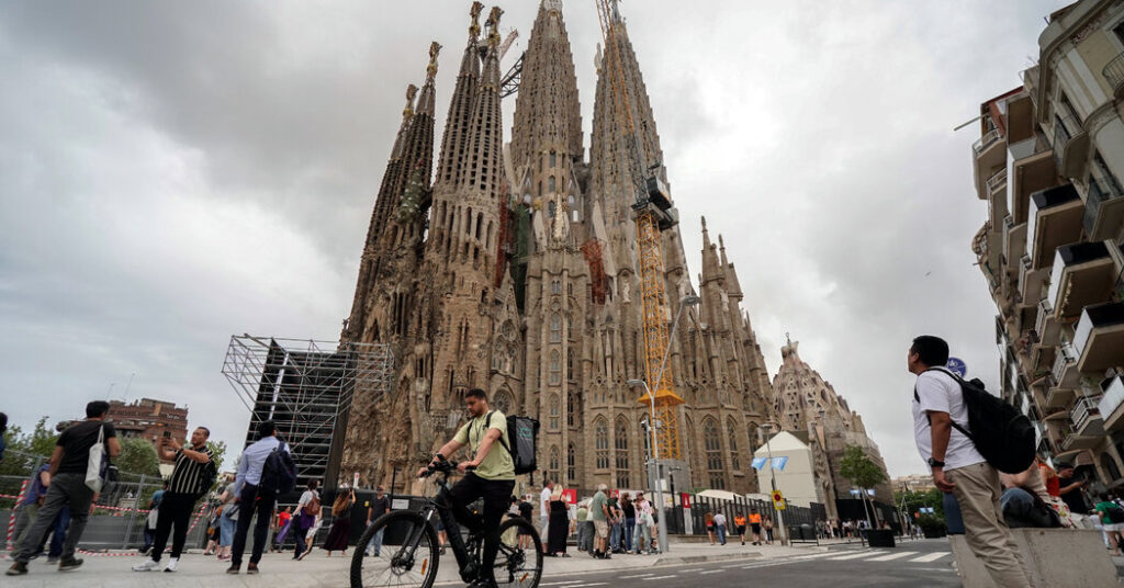 10pope sagrada 01 zgmw facebookjumbo.jpg