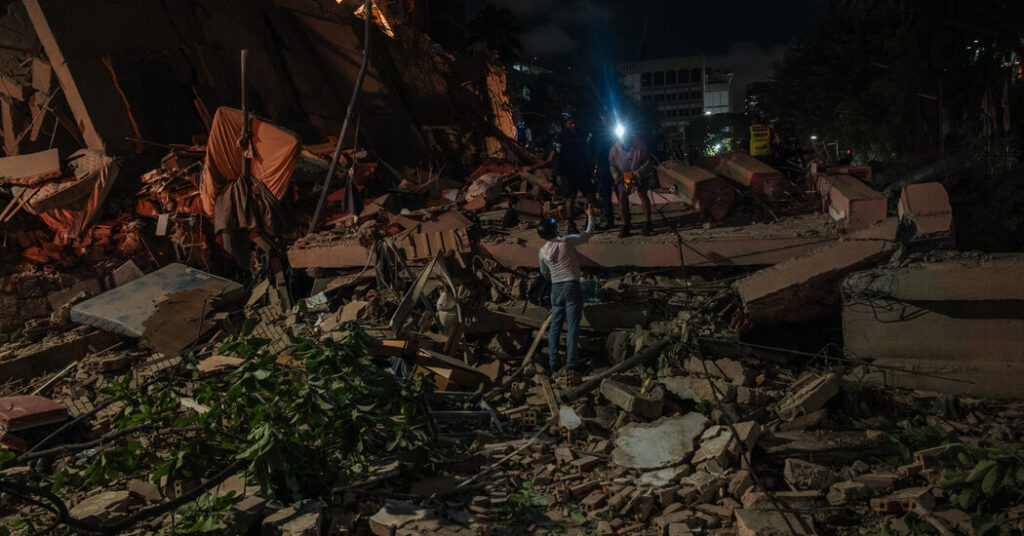 Two Earthquakes Hit Venezuela: What to Know About Death Toll, Damage and Rescue Response 25venezuela quake wwk 01 pwjf facebookjumbo.jpg