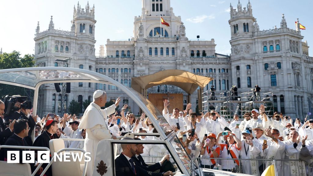 Huge crowds throng Madrid streets for Pope's open-air mass c432bc30 6249 11f1 8b8c 6d33e1d5abb6.jpg