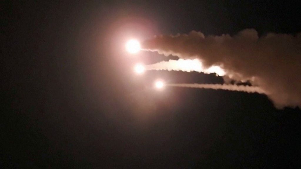 Iran releases footage of missiles launched at Israel p0nqnxyc.jpg